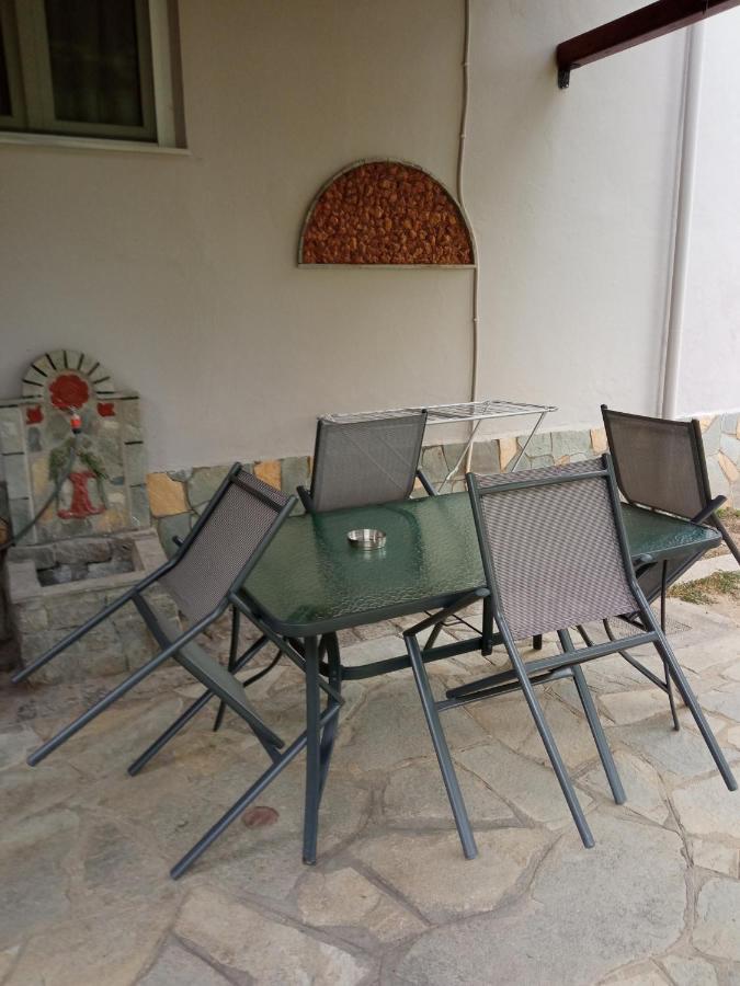 Sofia'S Garden Apartment Néa Péramos Exterior foto