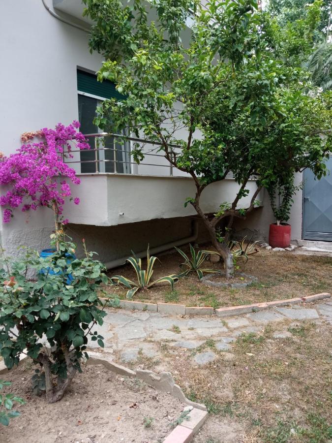 Sofia'S Garden Apartment Néa Péramos Exterior foto